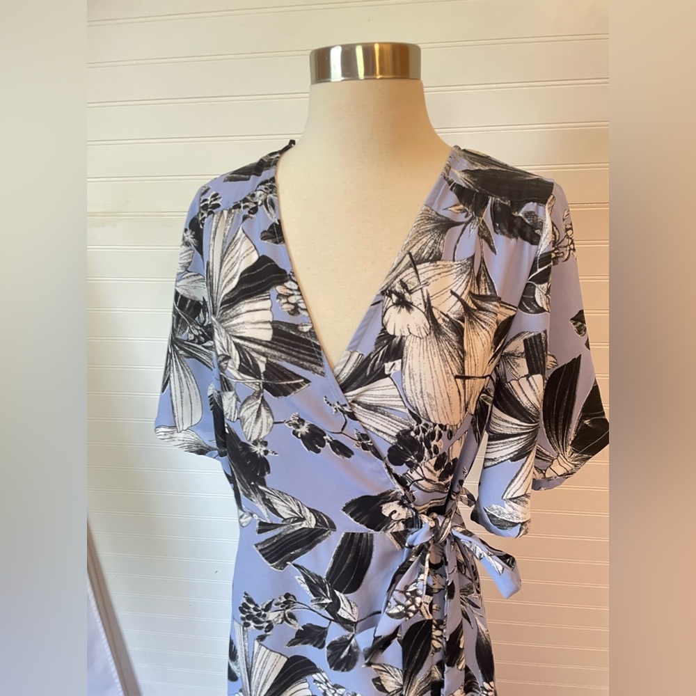 Japna Tropical Blue White Black Floral Wrap Dress Size Medium - Picture 2 of 6